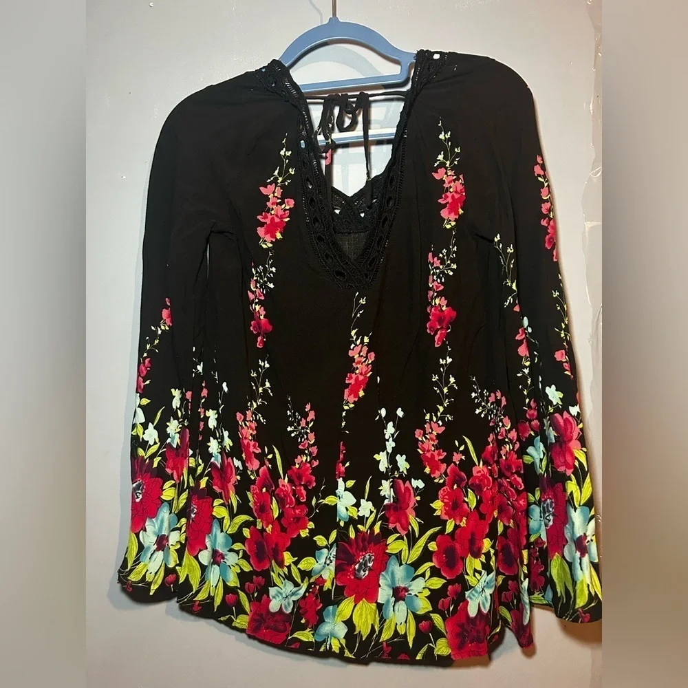 Suzanne Betro floral top, bell sleeves
Lace up detail with back tie
Size small - Picture 2 of 4